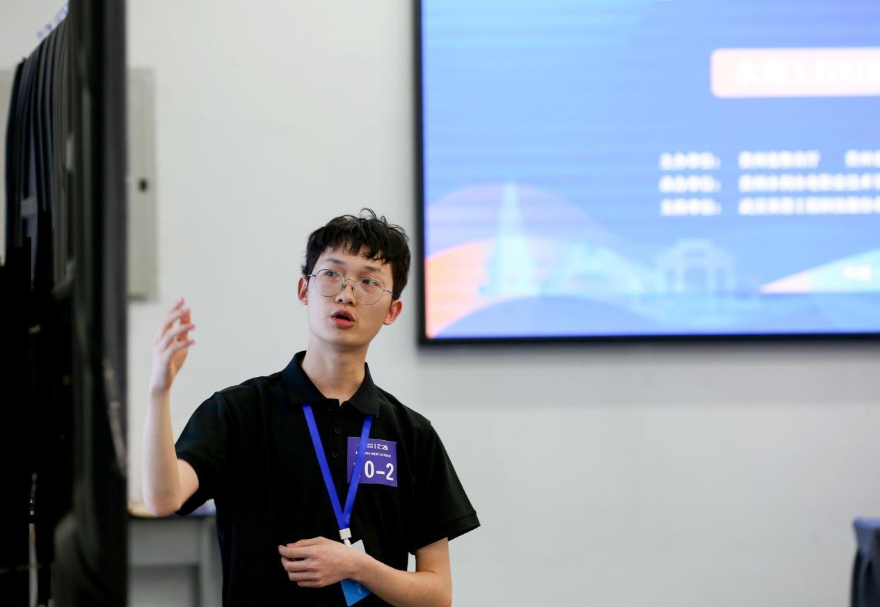 参赛选手在水利工程BIM建模与应用赛项中比赛（龙毅 摄）