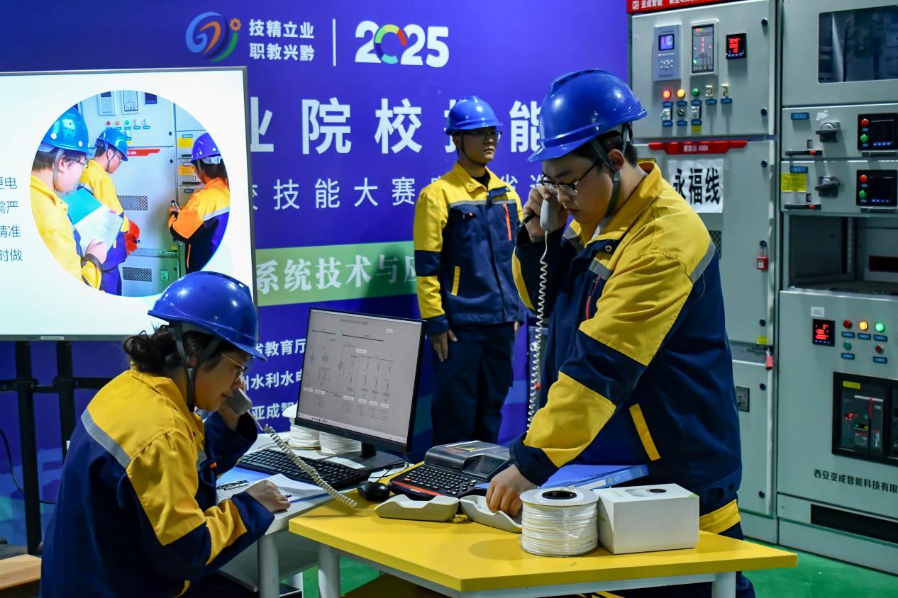 参赛选手在新型电力系统技术与应用比赛中（李文艺 摄）