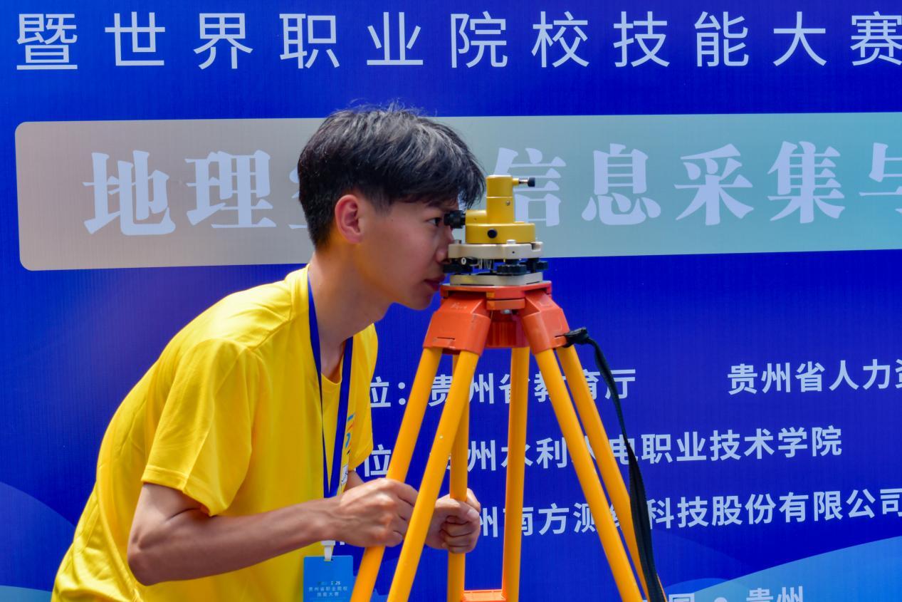 参赛选手在地理空间信息采集与处理赛项中比赛（周巡 摄）