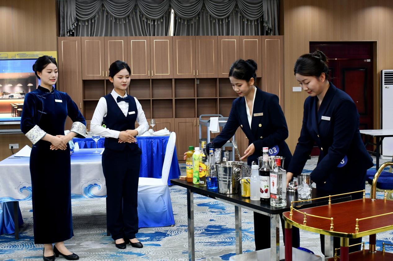 参赛选手在酒店服务赛项中比赛（蒋瀚缗 摄）