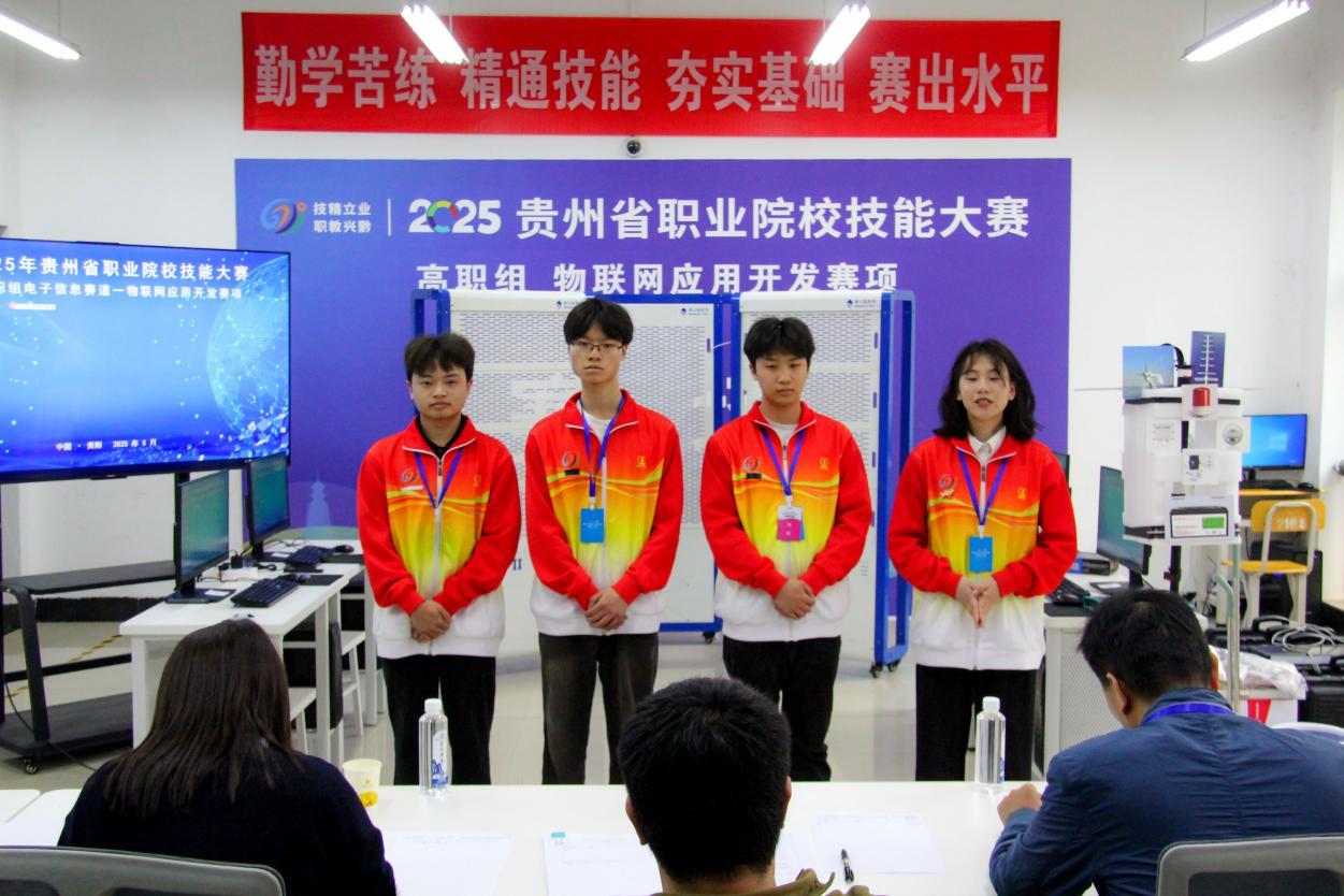 参赛选手在物联网开发应用赛项中比赛（袁坤  摄）