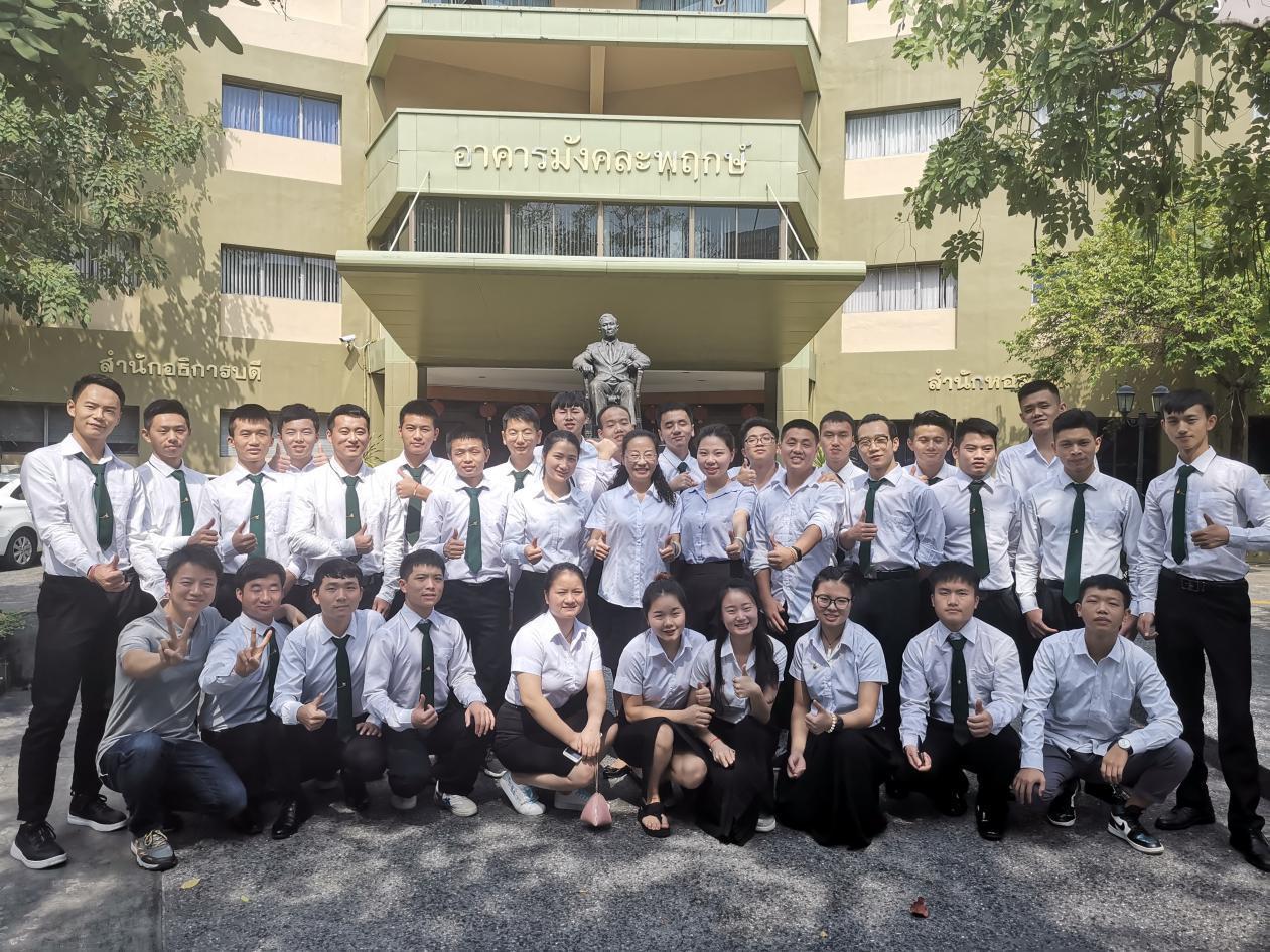 2018年9月我院29名优秀学生和4名带队教师在泰国格乐大学进行为期4个月的交流学习