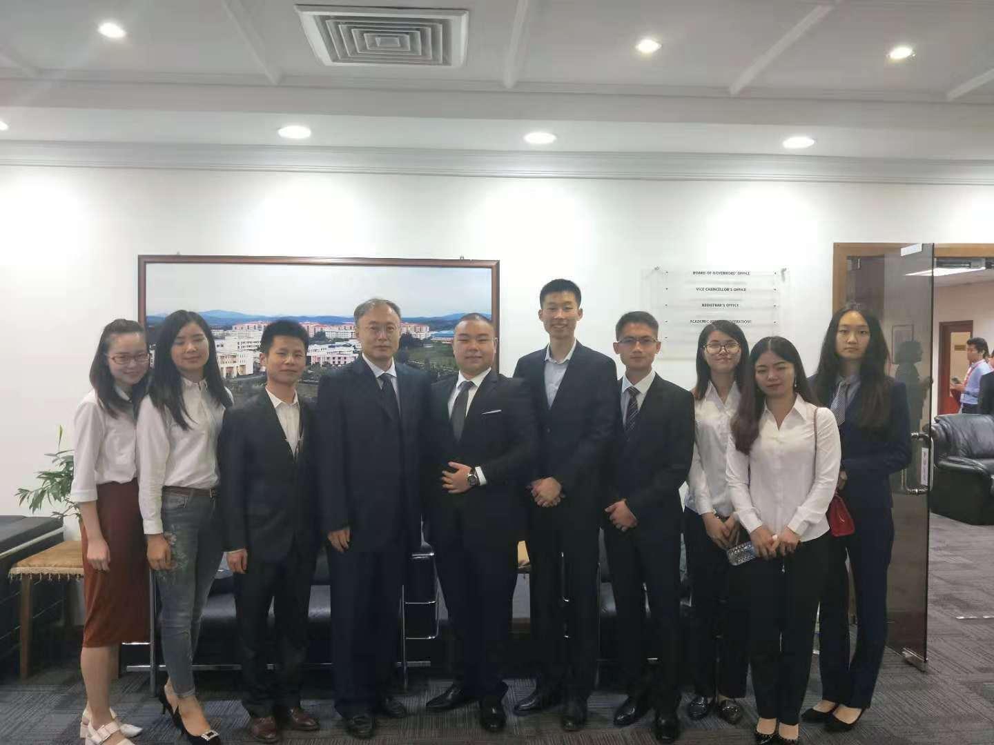 2018年我院学生参加马来西亚创新协会举办的高等教育签约仪式，代表中国留学生与中国驻马来西亚领事馆曹秘书长合影