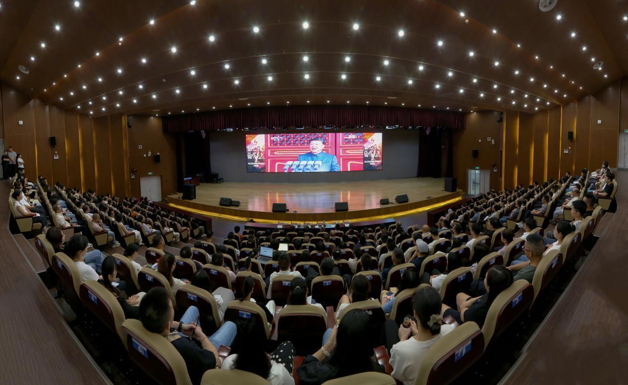 学院组织集中收看阅兵仪式现场（龙毅 摄） (1)