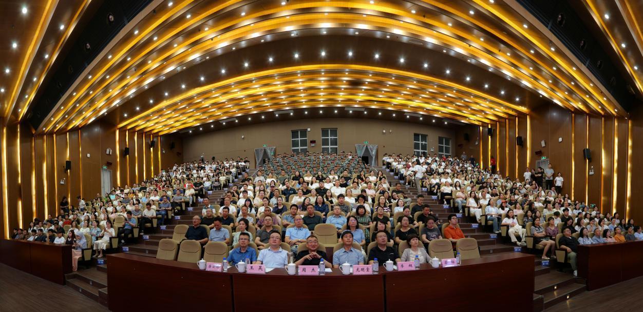 学院组织集中收看阅兵仪式现场（龙毅 摄） (2)