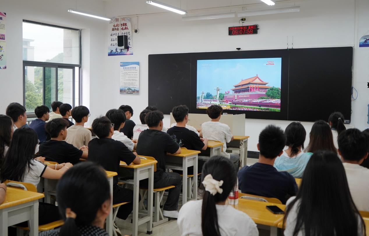 学生在教室收看阅兵仪式 （周训 摄） (2)