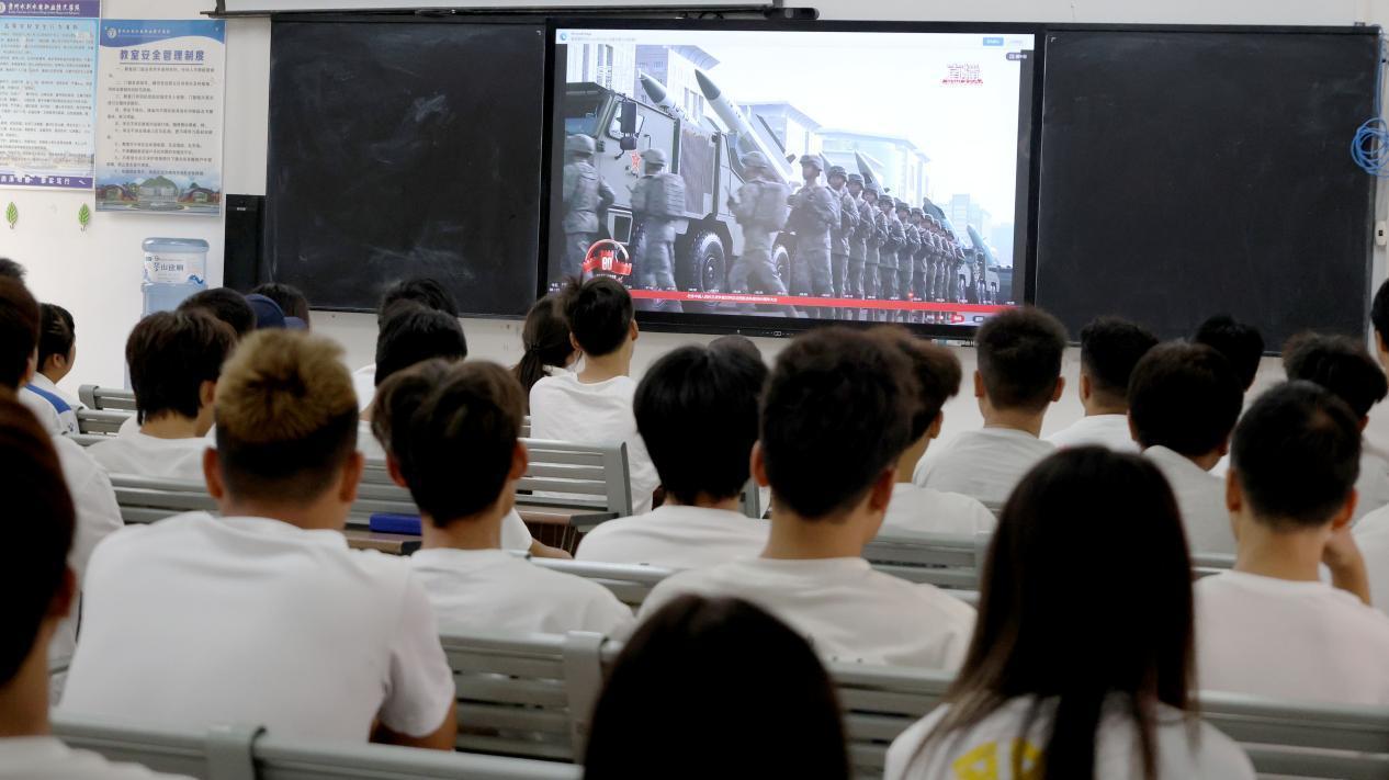 学生在教室收看阅兵仪式 （刘靖怡 摄）