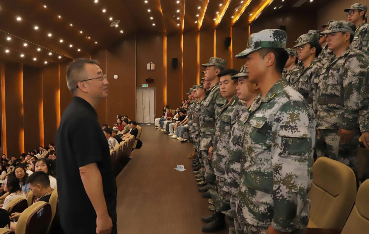 周杰书记与八一社团的学生交流（杨俪晶 摄）