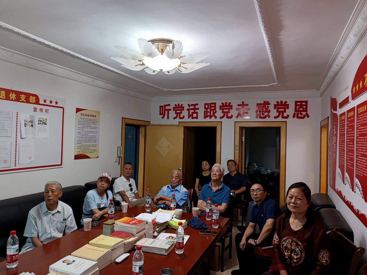 离退休老同志观看直播1