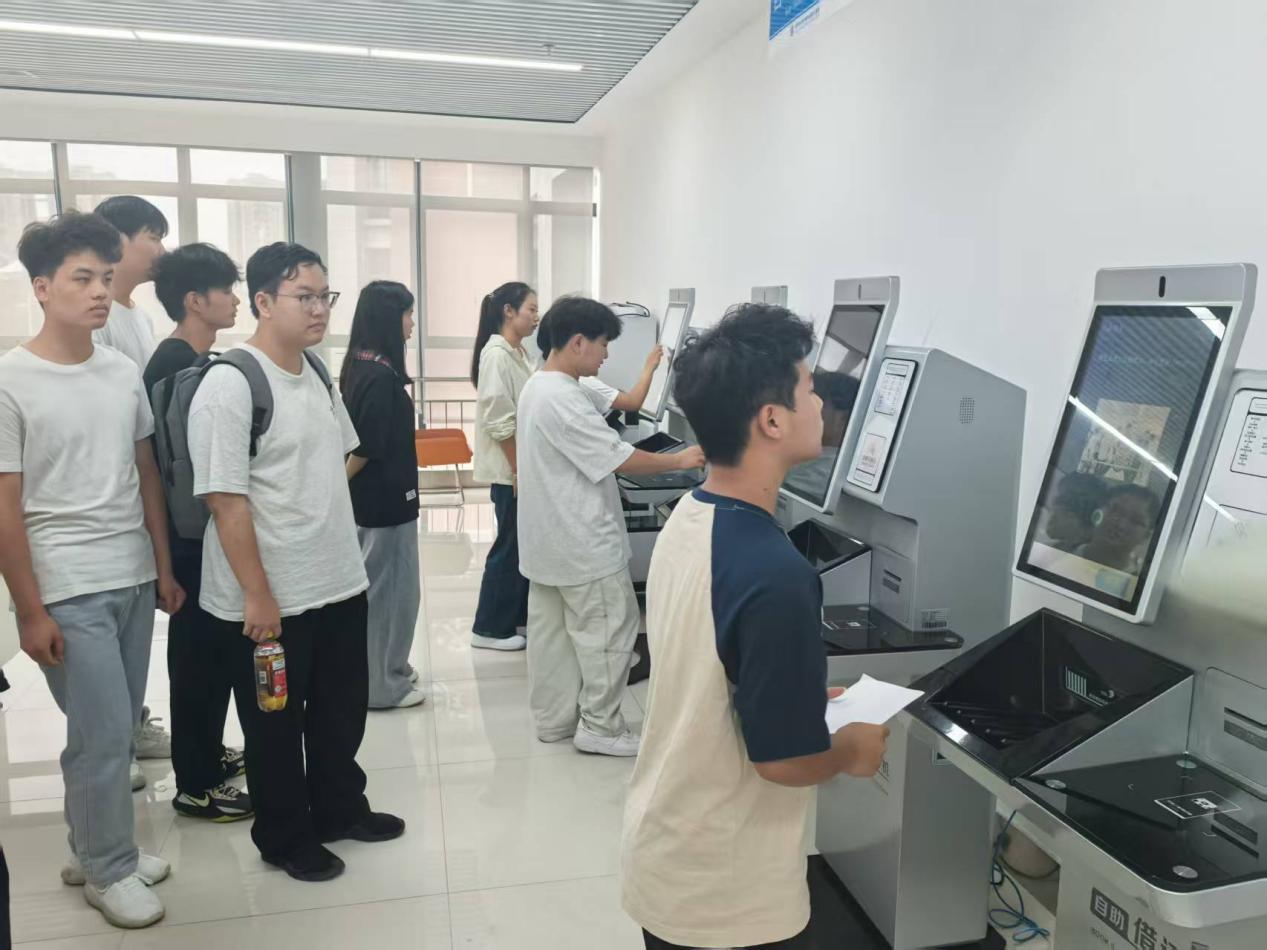 新生们在图书馆使用图书检索系统