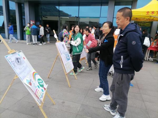 领导观看展板