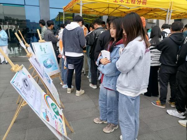 学生观看展板1
