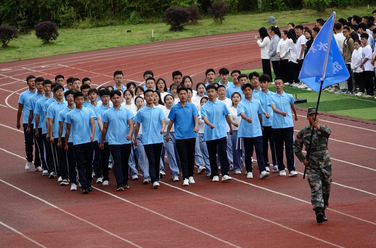 D:\u684c面\u6c34利工程分院方阵（秦刚 拍摄）.jpg水利工程分院方阵（秦刚 拍摄）