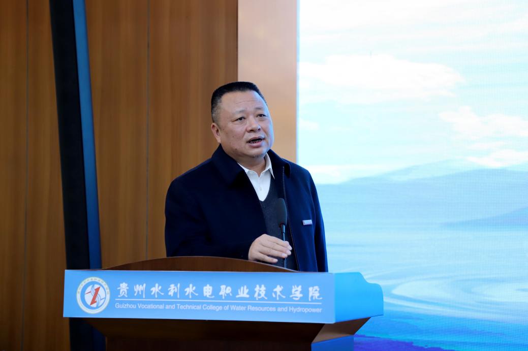 杨志宏宣布闭幕
