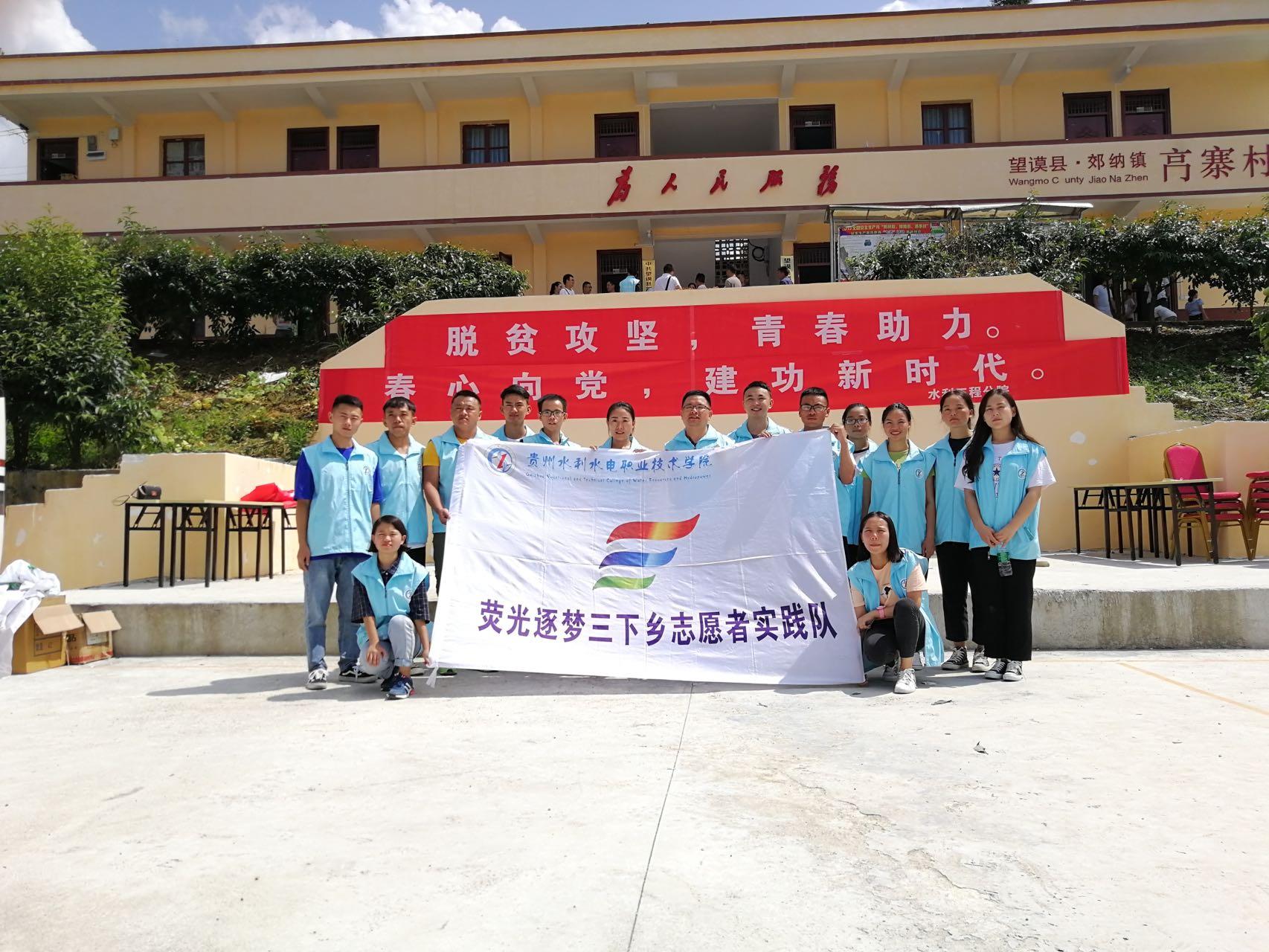 建筑前的广场上有许多人中度可信度描述已自动生成
