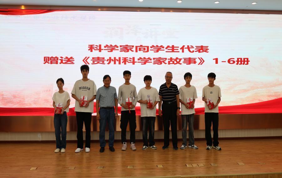 6赠书仪式-2