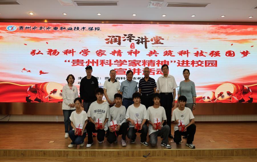 6赠书仪式-3