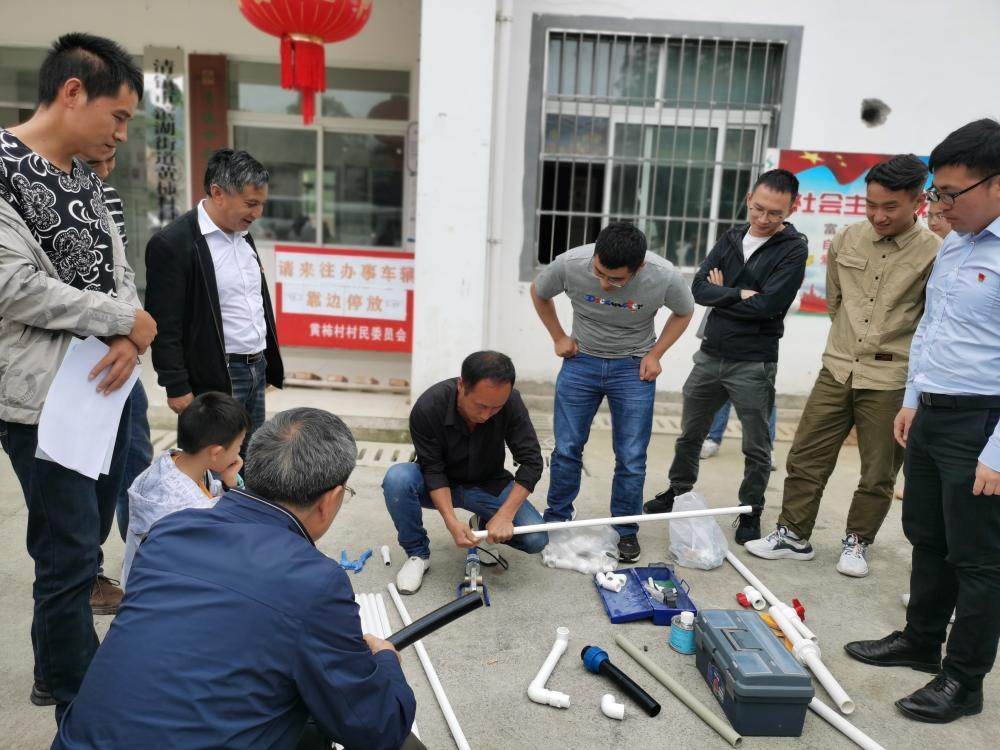 村民现场操作