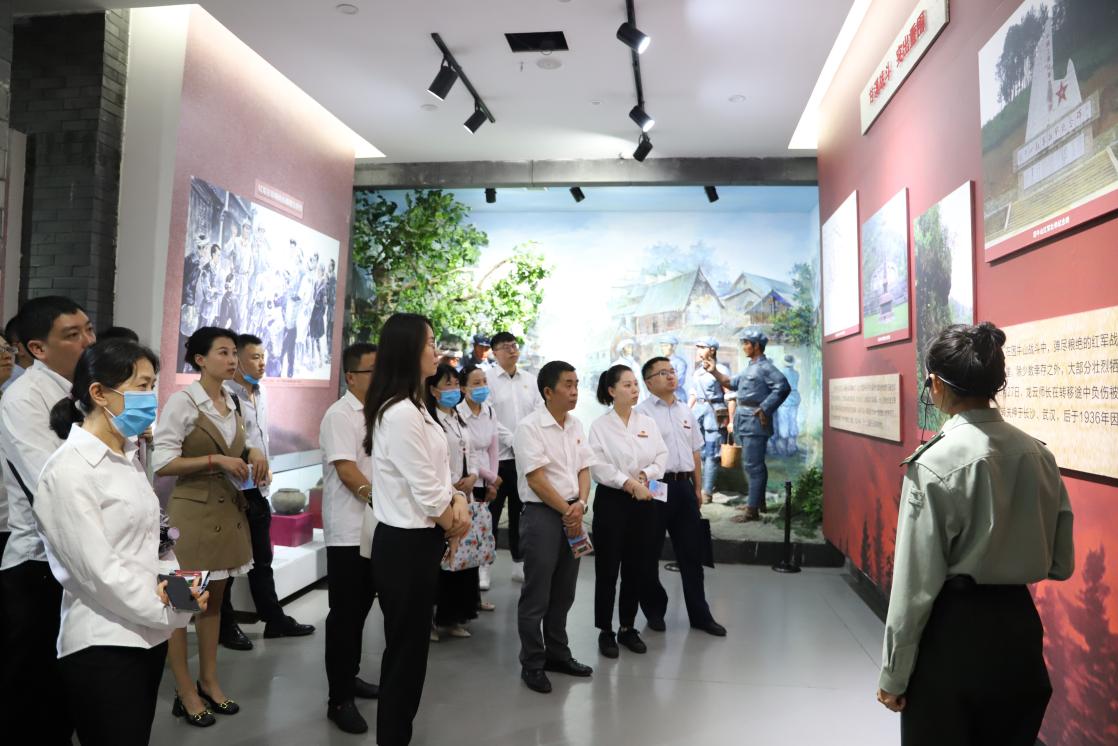 参观猴场会址纪念馆