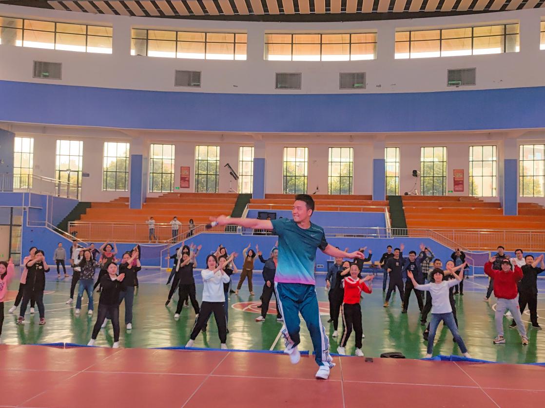 黄亮老师领舞