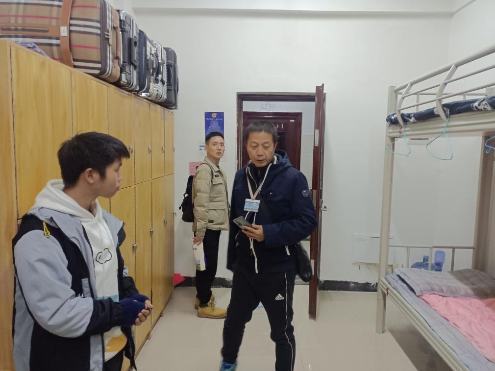邹利军到寝室检查安全