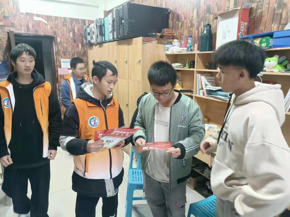 志愿者进寝室宣传1