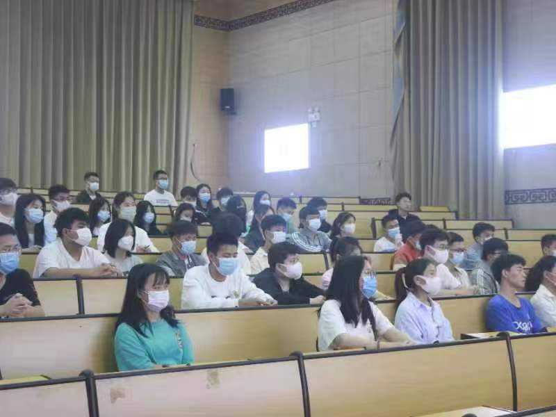 学生聆听中