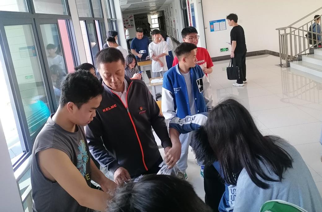 邹利军分发粽子