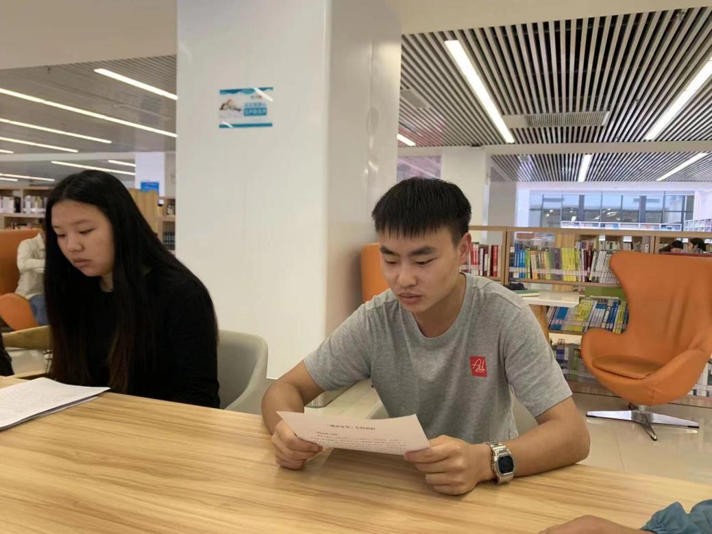 学生分享朗读
