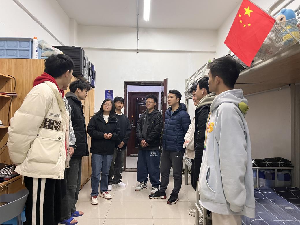 辅导员下寝室关心学生返校生活