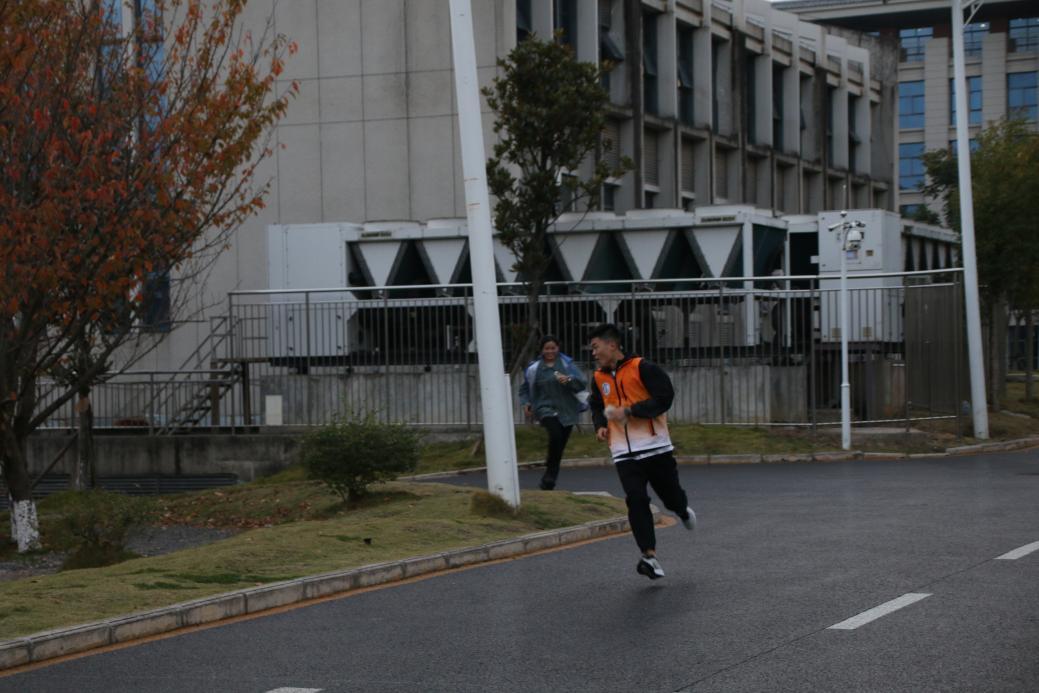 同学们在热情奔跑