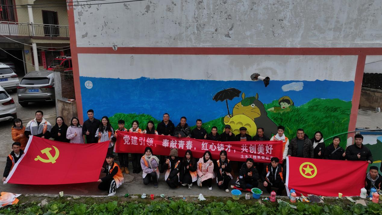 志愿者与村民合影留恋(1)
