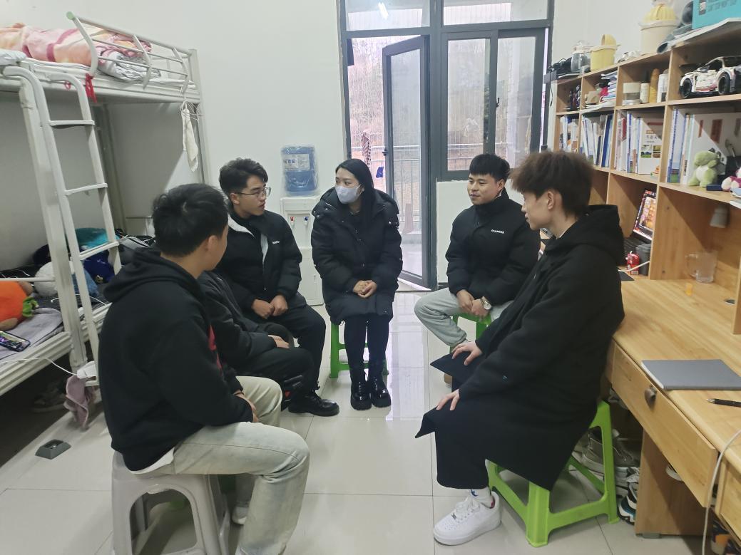 辅导员在寝室和学生谈心谈话