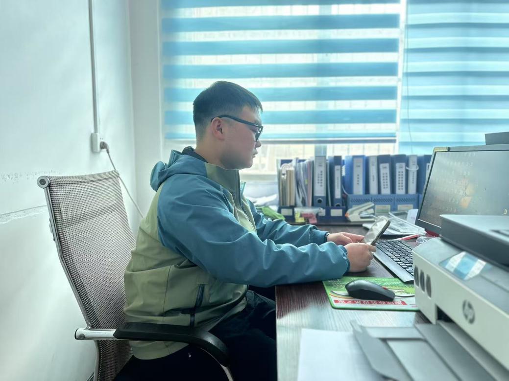 杨旭润听取同学问询