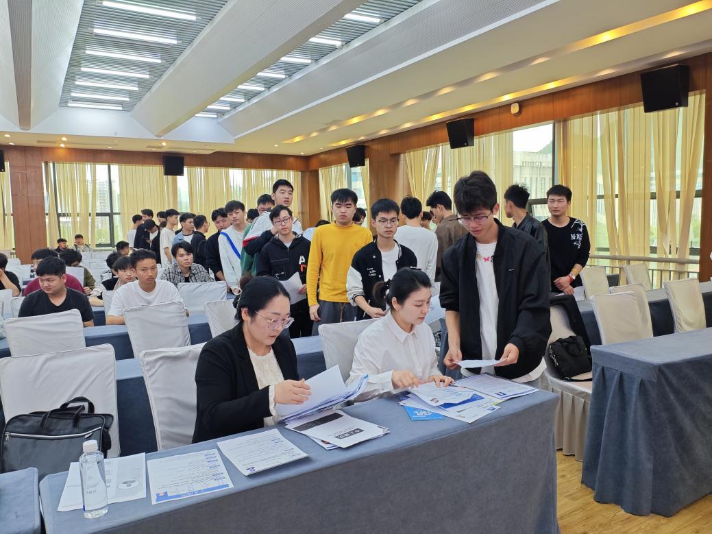 学生现场投递简历