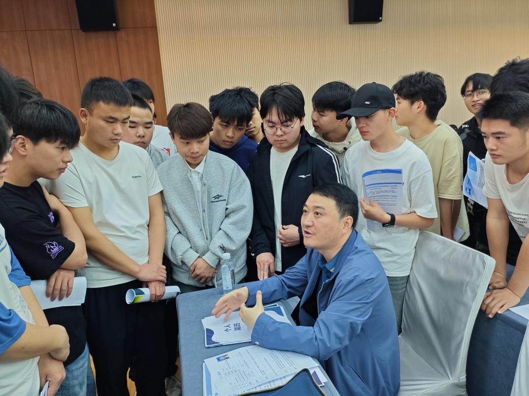 学生现场听取企业介绍