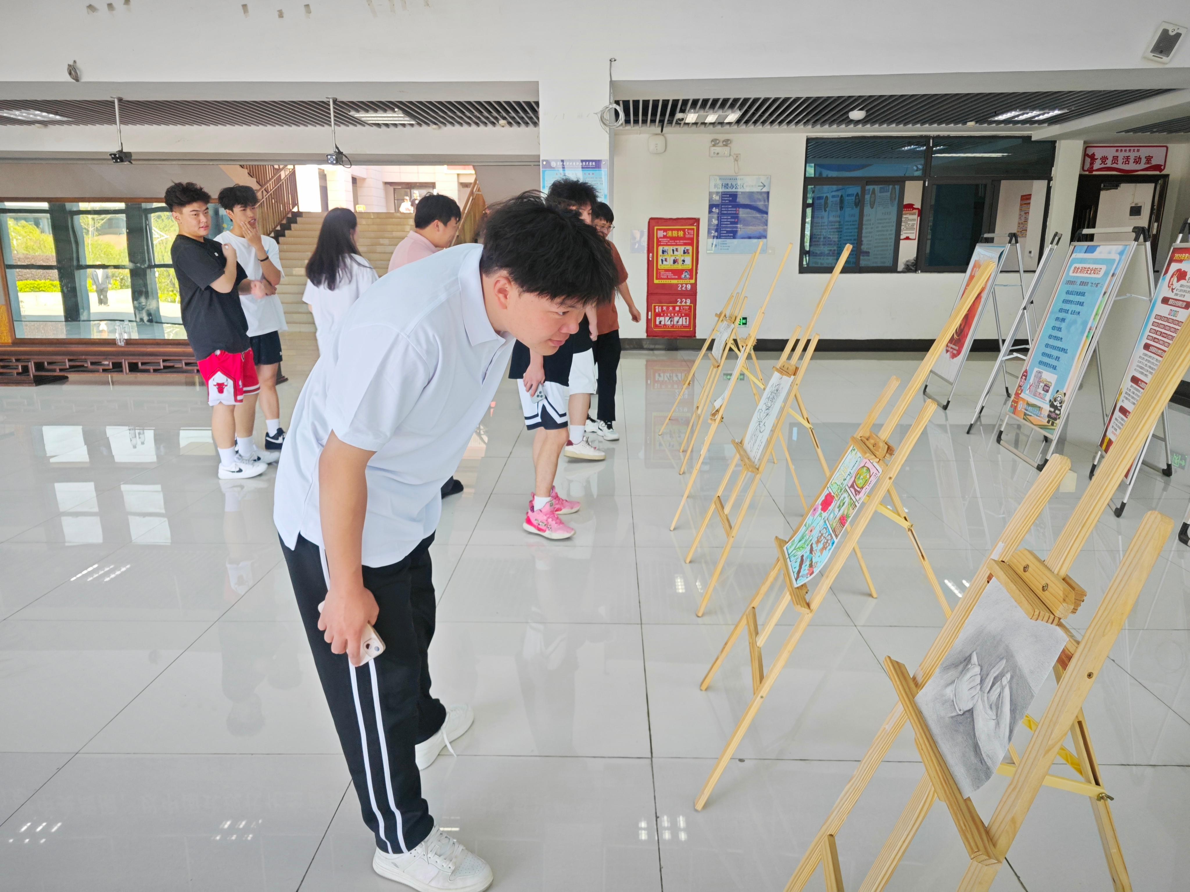 观看作品展板1