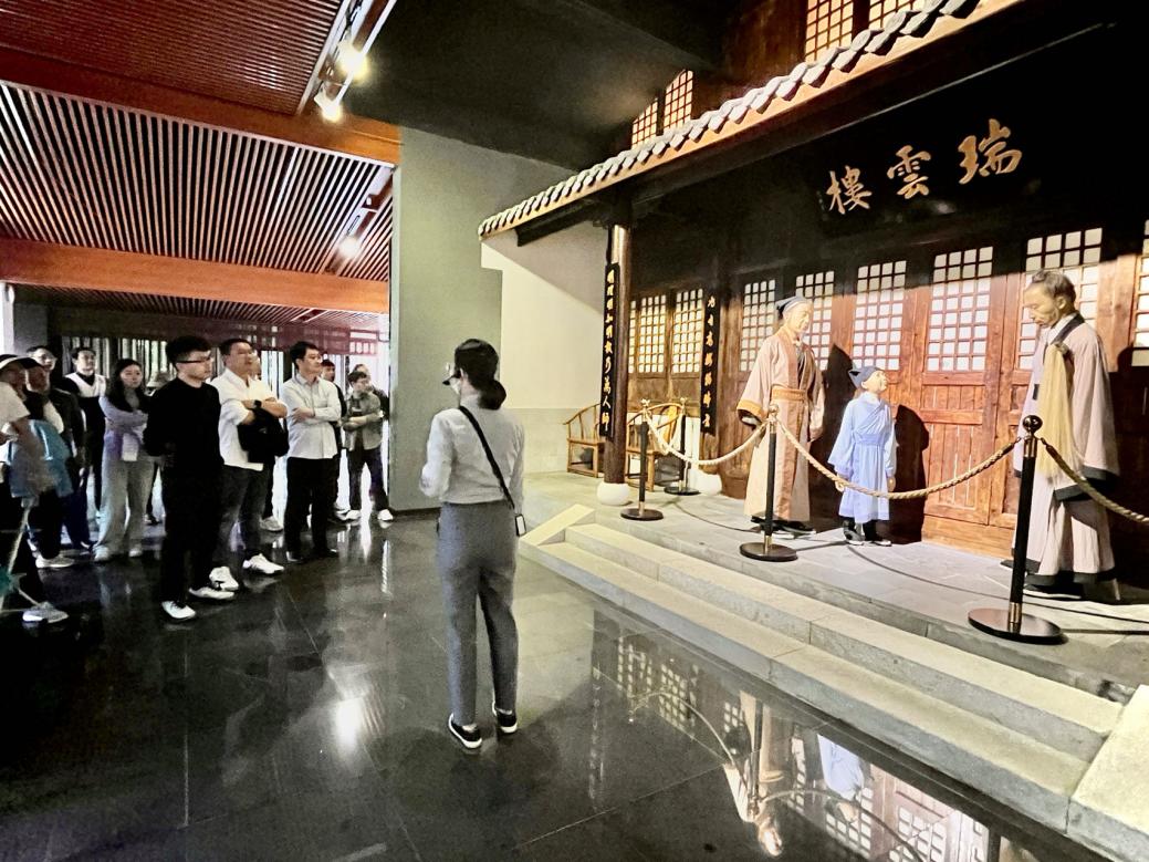 D:\u529e公室文件.会议记录总\u4e3b题党日活动3年月\u4f1a议照片\u5b54学堂参观图片\u65b0.jpg新
